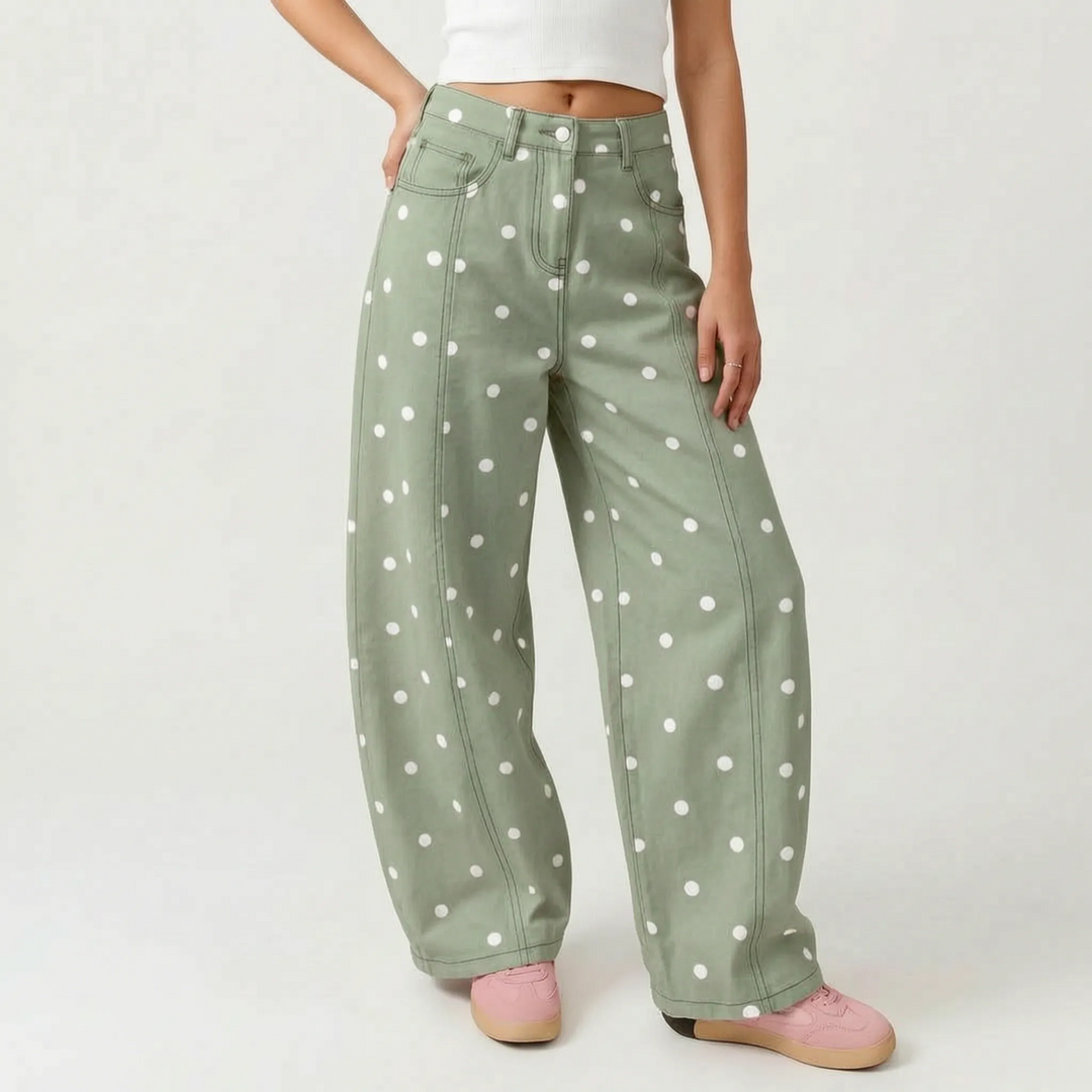 Lente look met modieuze dames barrelbroek, hoge taille en speelse stippen. Comfortabel en stijlvol.