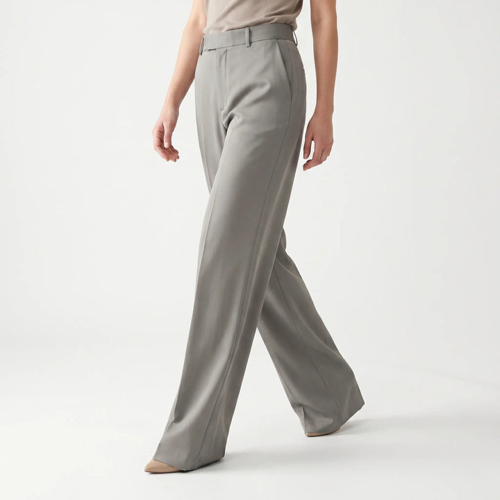 Modieuze dames wijdepijp broek met hoge taille, een comfortabele pantalon voor moderne damesmode.