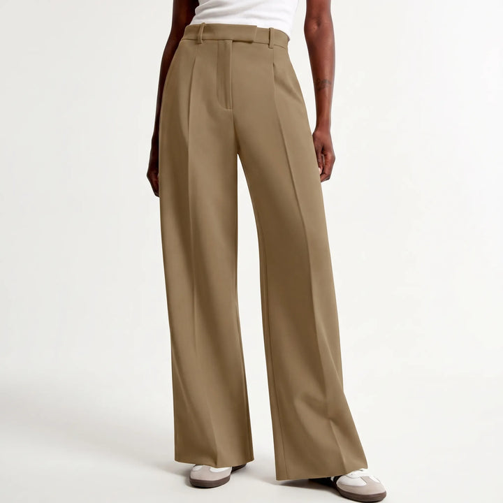 Comfortabele damesbroek met wijde pijpen en hoge taille, perfect voor een relaxte maar stijlvolle outfit.