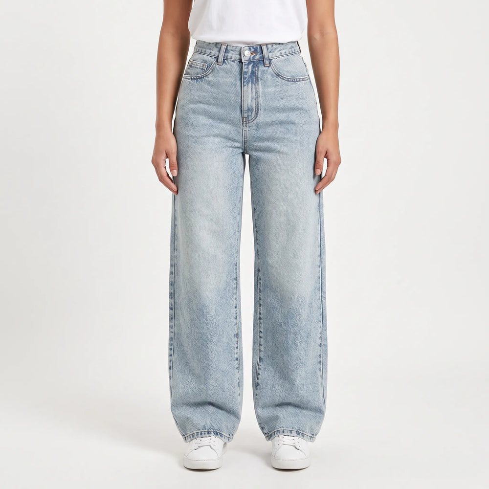 Modieuze dames jeans met hoge taille en wijde pijpen, perfect voor dagelijks comfort.