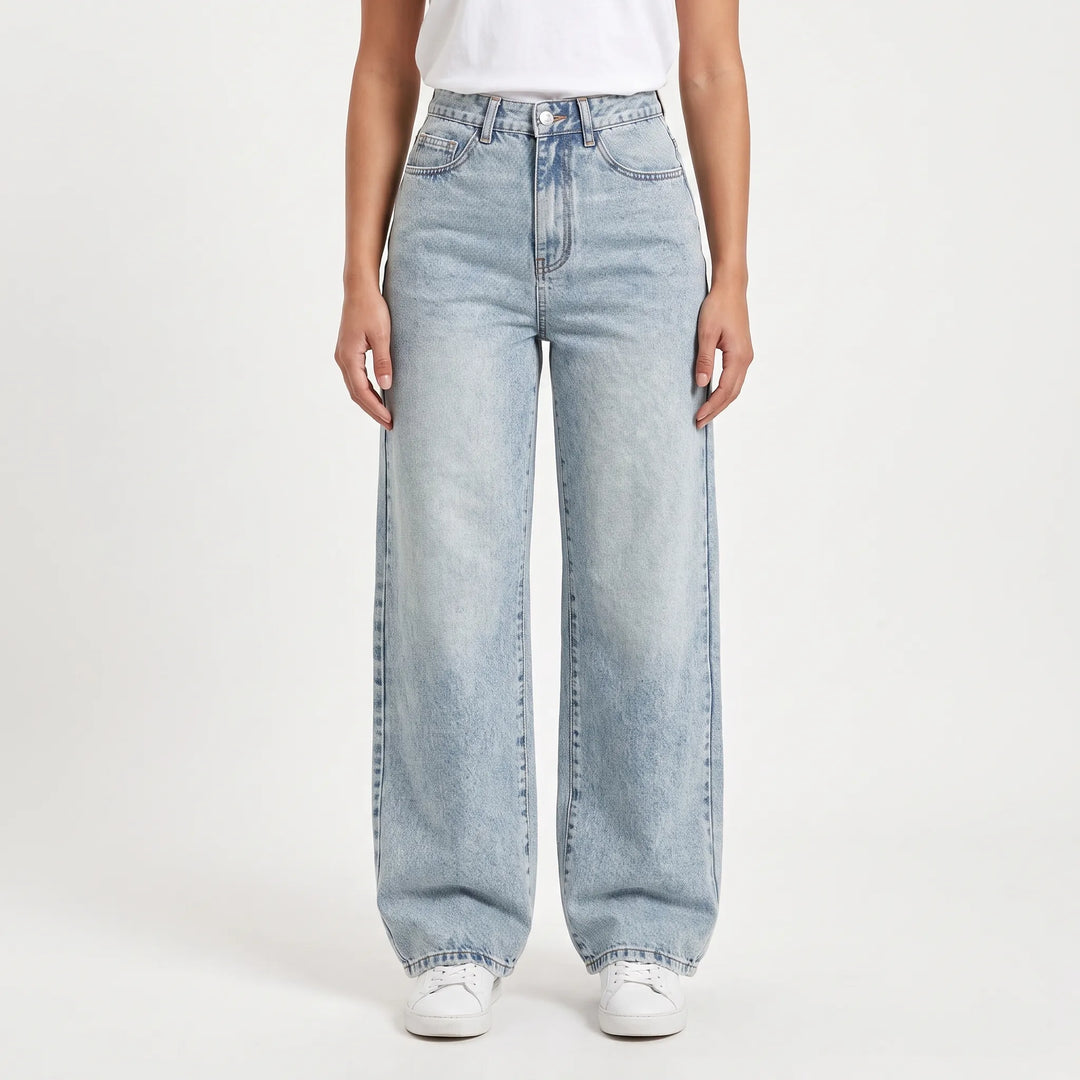 Modieuze dames jeans met hoge taille en wijde pijpen, perfect voor dagelijks comfort.