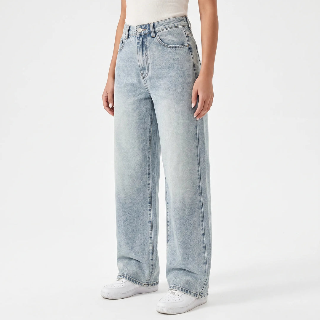 Lichtblauwe klassieke dames jeans met hoge taille en wijde pijpen, voor een tijdloze stijl.