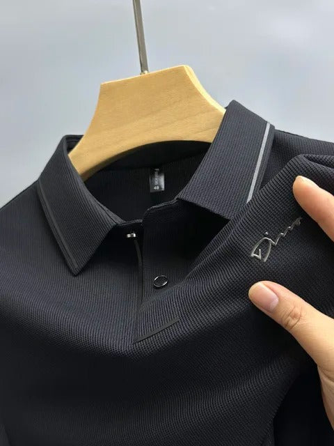 Detailopname van de luxe diamant accenten en stof van de stijlvolle Herenpolo Elijah.