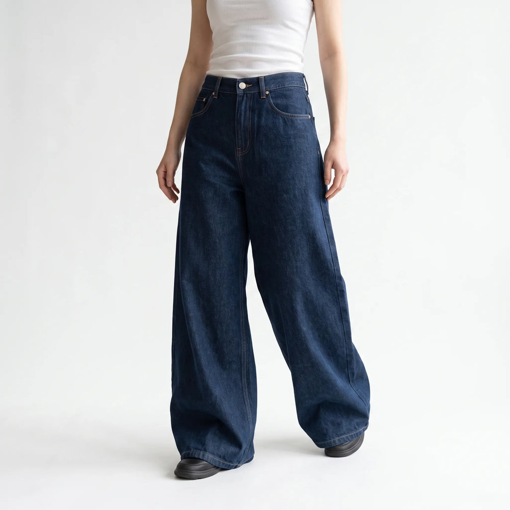 Stijlvolle dames jeans met hoge taille en wijde pijpen, comfortabel voor dagelijks gebruik. Trendy dameskleding.