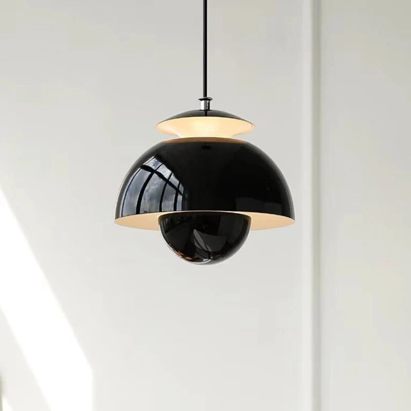Moderne LED hanglamp met Scandinavisch design, ideaal voor sfeervolle woonkamer verlichting.