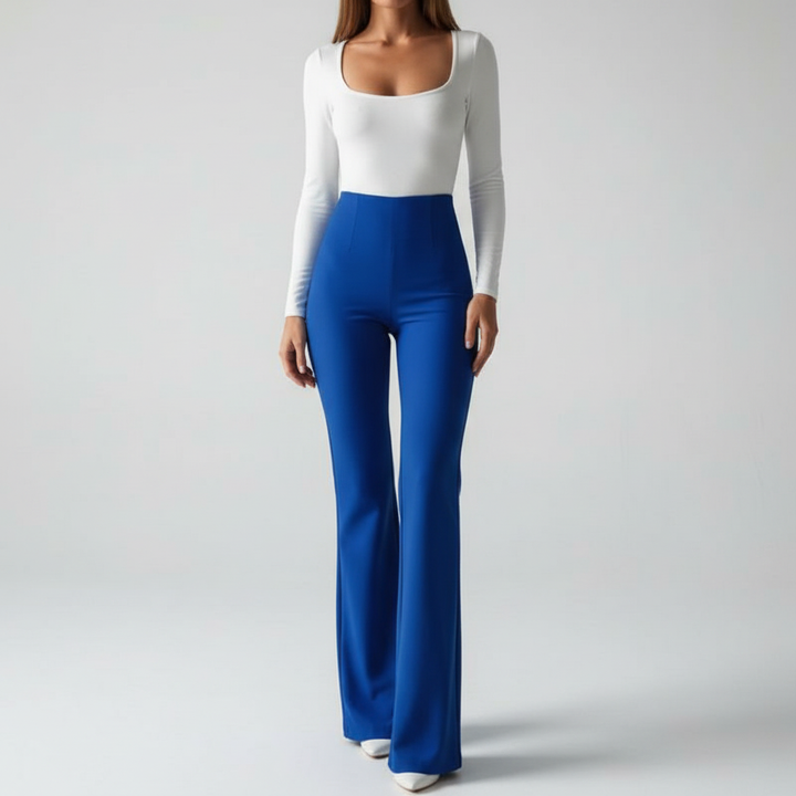 Witte hooggetailleerde flared broek voor dames, elegant en fris voor zomerse of chique outfits.