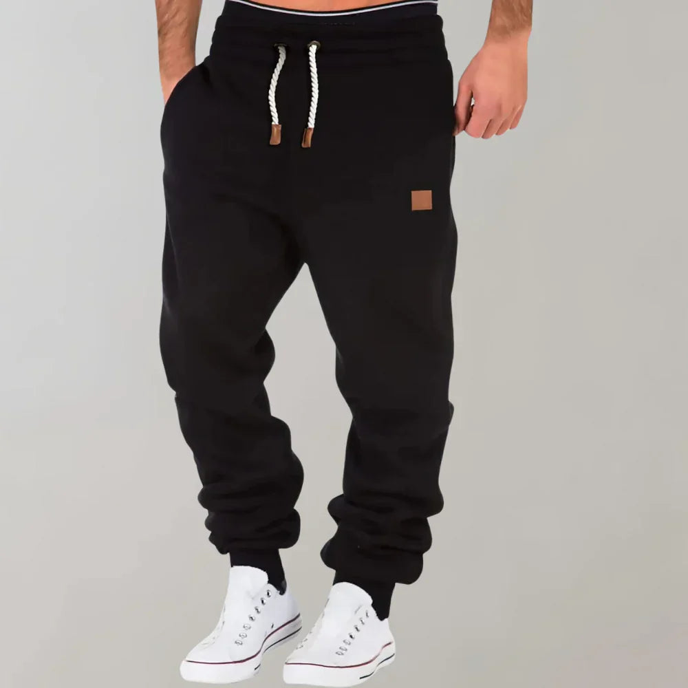 Comfortabele workout broek voor heren. Deze slim fit joggingbroek van Hoymans combineert stijl met functionaliteit voor elke activiteit.