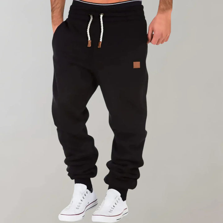 Comfortabele workout broek voor heren. Deze slim fit joggingbroek van Hoymans combineert stijl met functionaliteit voor elke activiteit.