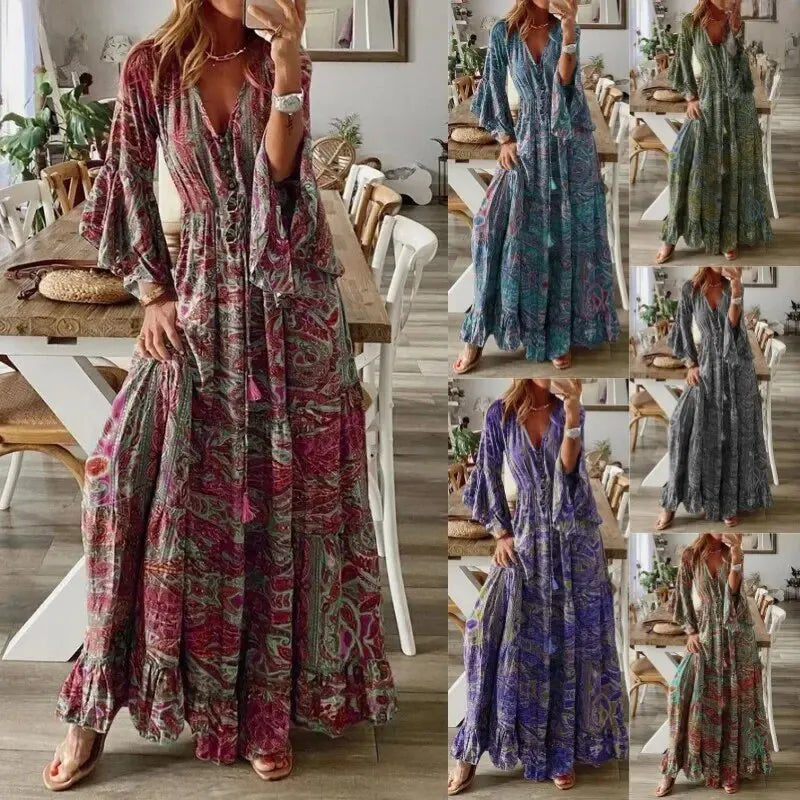 Achteraanzicht van de dames bohemian maxi jurk met bloemenprint, laat de elegante valling en wijde mouwen zien.