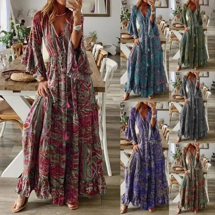 Achteraanzicht van de dames bohemian maxi jurk met bloemenprint, laat de elegante valling en wijde mouwen zien.