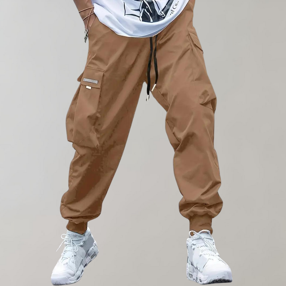 Khaki heren cargo jogger met ruime zakken en comfortabele, moderne pasvorm.