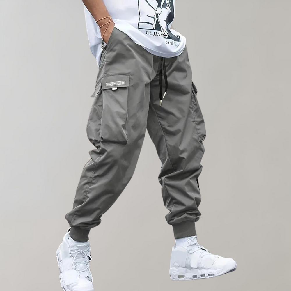 Zwarte heren jogger cargo broek, comfortabel met moderne pasvorm en praktische zakken.