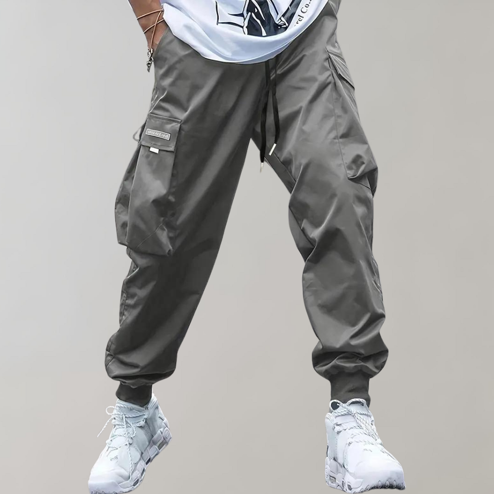 Casual heren broek, cargo model, met ruime zakken en verstelbaar koord voor dagelijks gebruik.