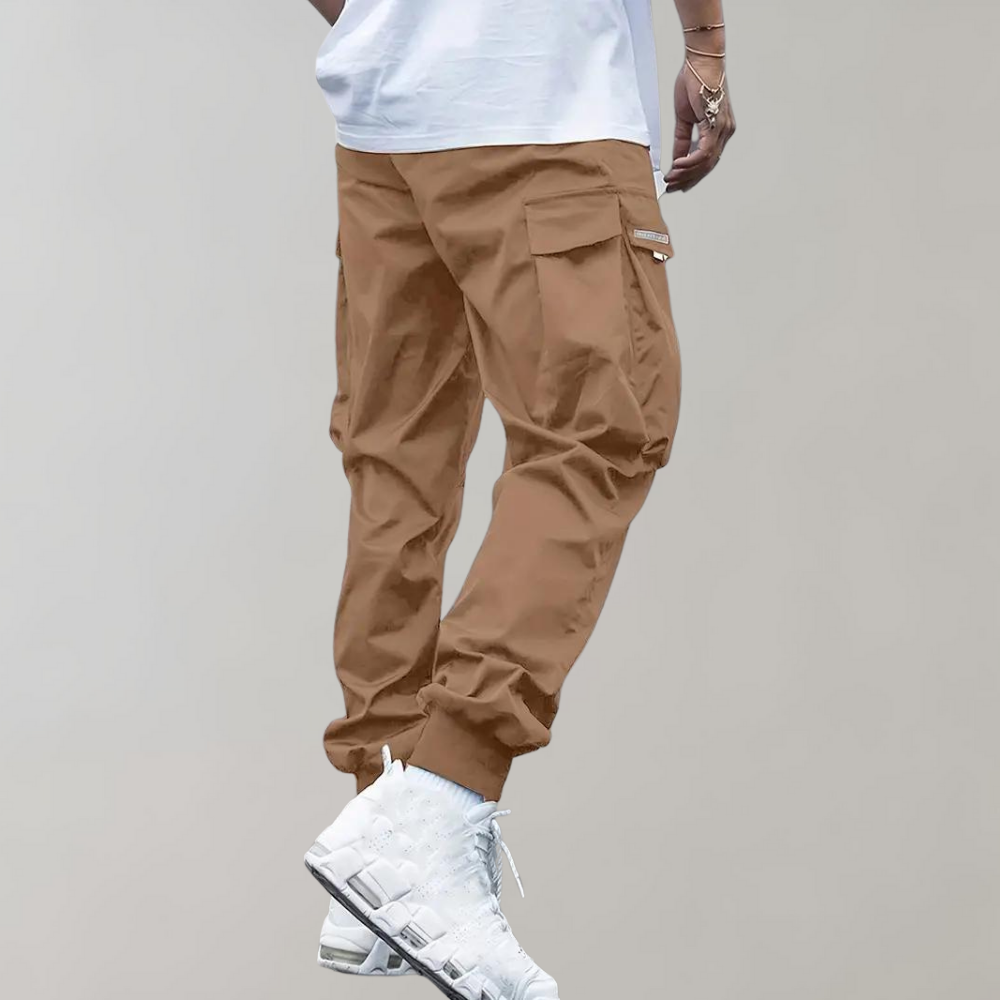 Zwarte heren casual broek, cargo stijl, met functionele zakken en verstelbaar trekkoord.