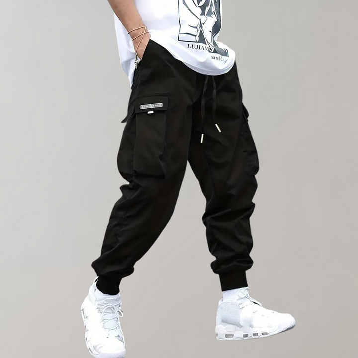 Verstelbare heren cargo broek met trekkoord, biedt comfort en een moderne pasvorm voor elke dag.
