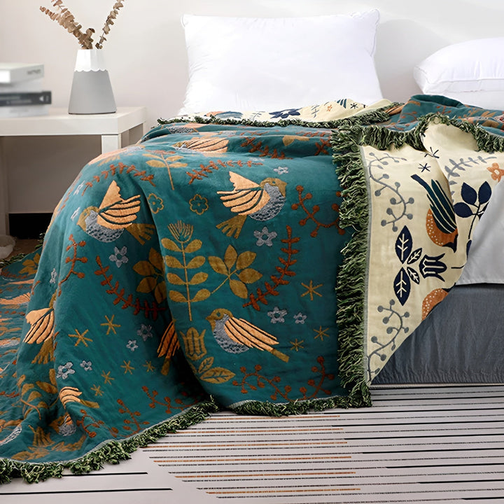 Boho-stijl geborduurde katoenen deken met levendige natuurprint. Ideaal als warme bankdeken of decoratieve bedsprei.