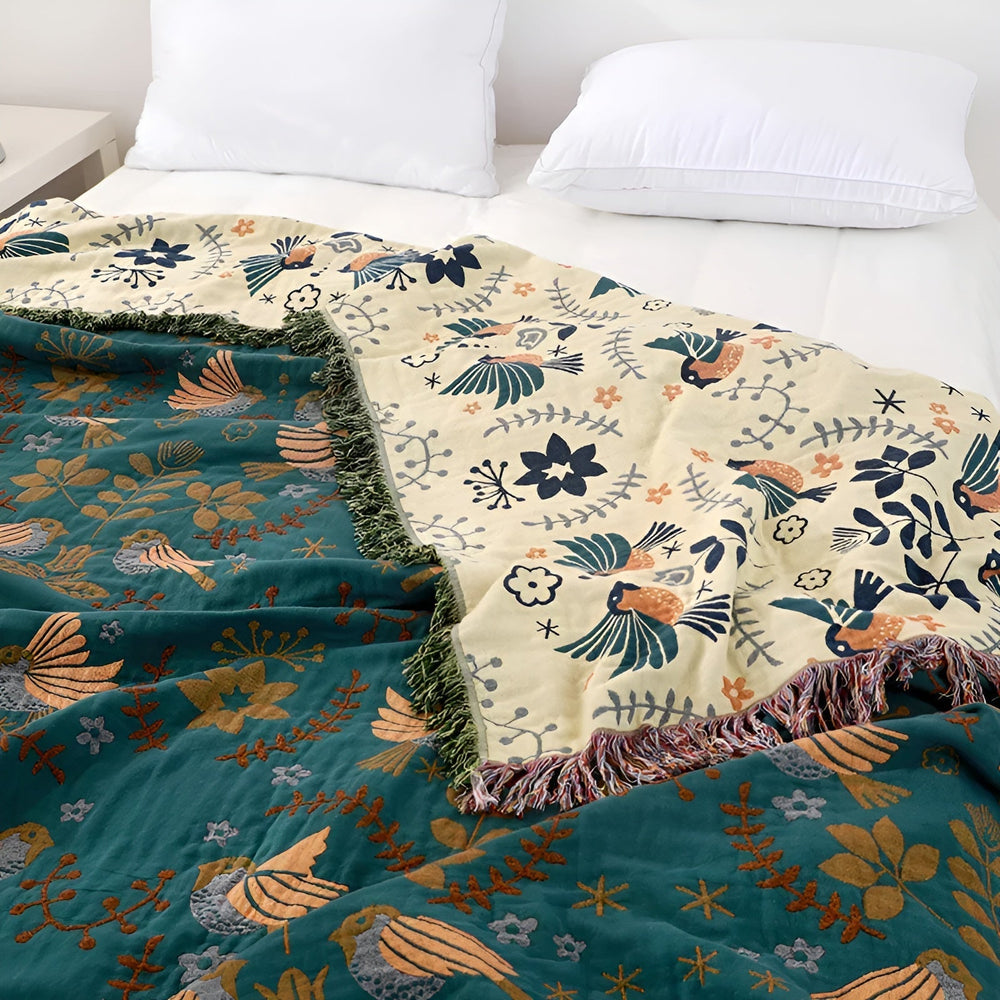 Scandinavische boho deken van katoen. Geborduurd met fijne bloemen & vogel details, perfecte woondecoratie.