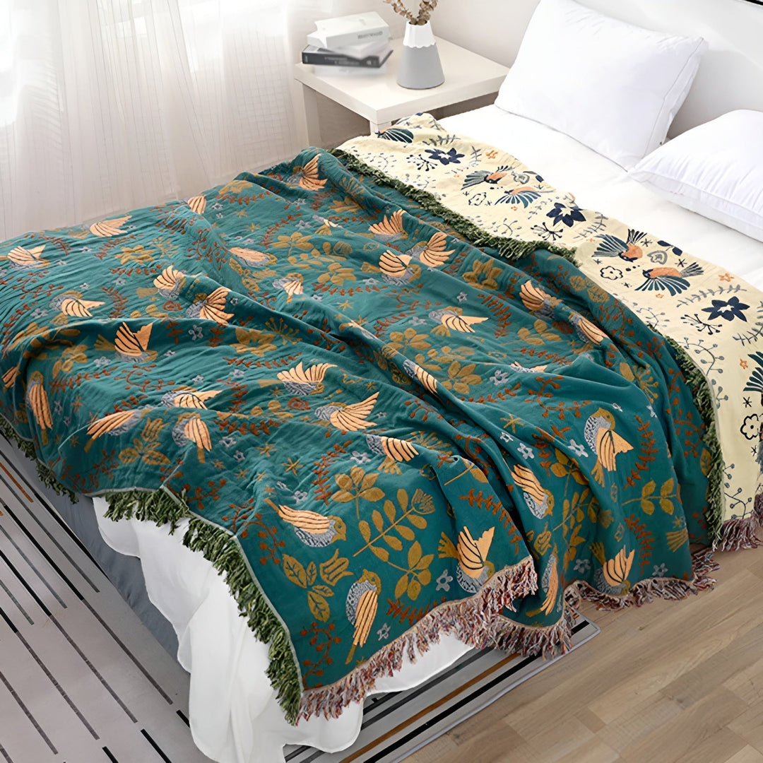 Boho katoenen deken met geborduurde natuurprint van bloemen & vogels. Omkeerbaar & comfortabel voor bed of bank.