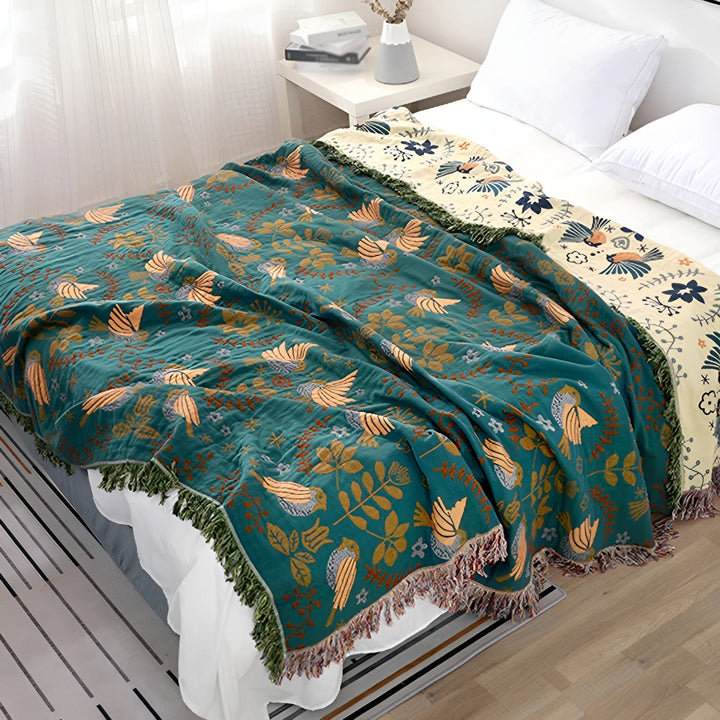 Boho katoenen deken met geborduurde natuurprint van bloemen & vogels. Omkeerbaar & comfortabel voor bed of bank.