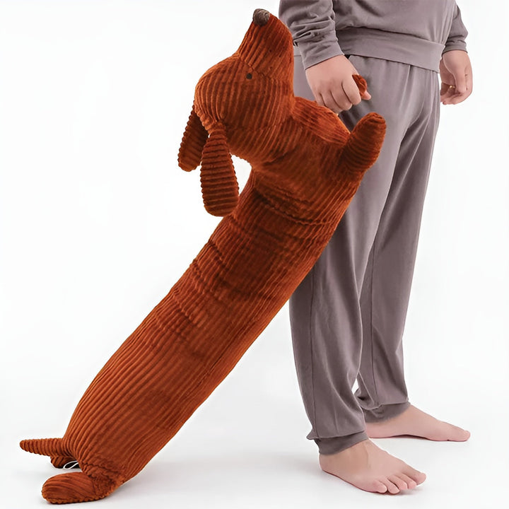 Realistisch en zacht pluche teckelkussen, een ergonomisch sierkussen voor de dax-liefhebber.