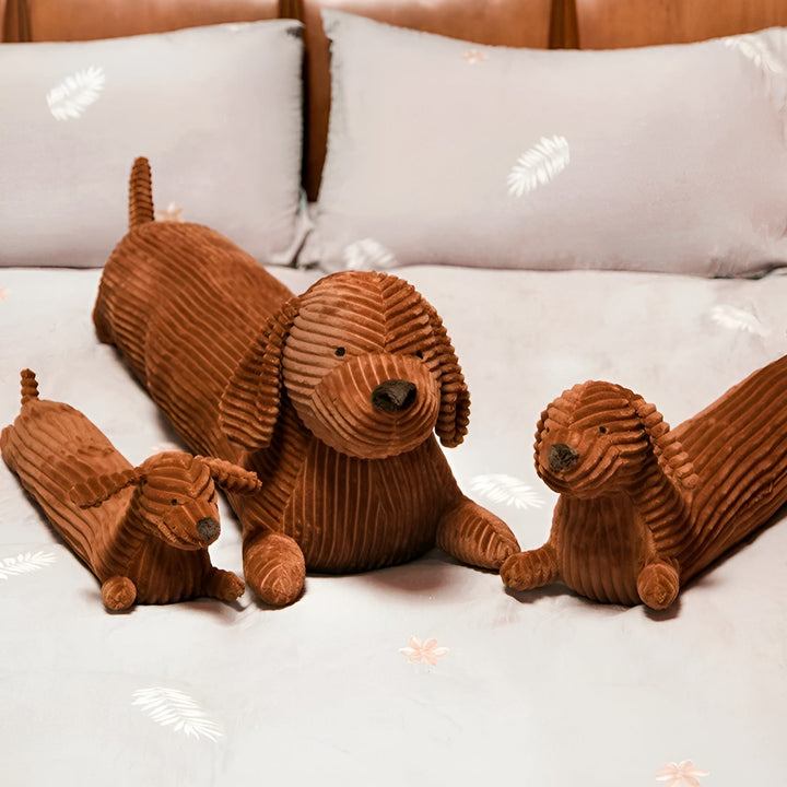 Knuffelbaar pluche teckelkussen, perfect als sierkussen of knuffel in de kinderkamer of woonkamer.