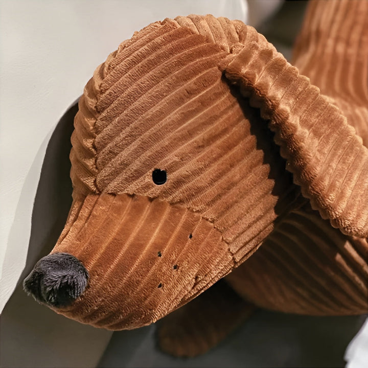 Stijlvol pluche teckelkussen, perfect als woondecoratie of knuffelkussen in de kinderkamer.