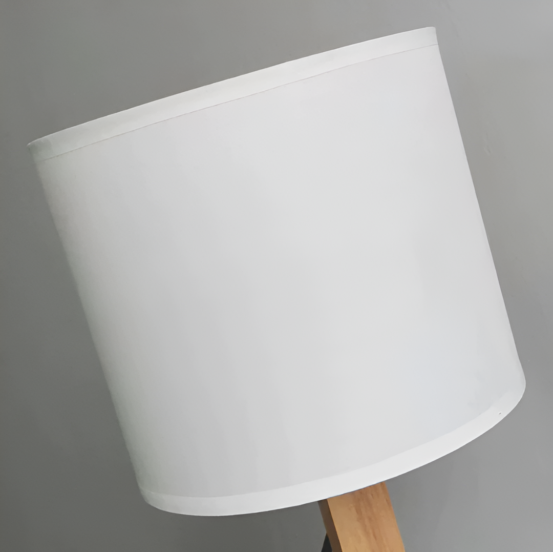 Houten robotleeslamp LumoBot, flexibel verstelbaar voor comfortabel lezen thuis.