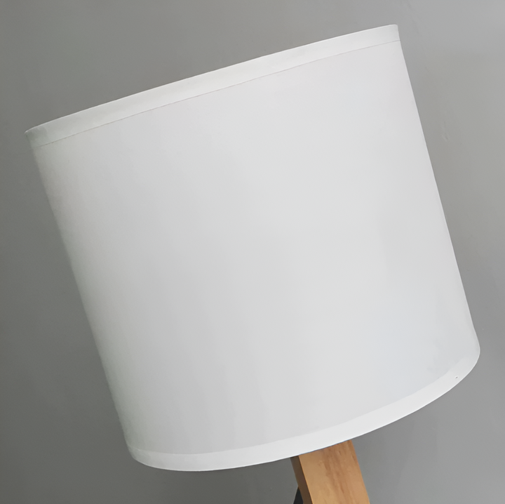 Houten robotleeslamp LumoBot, flexibel verstelbaar voor comfortabel lezen thuis.