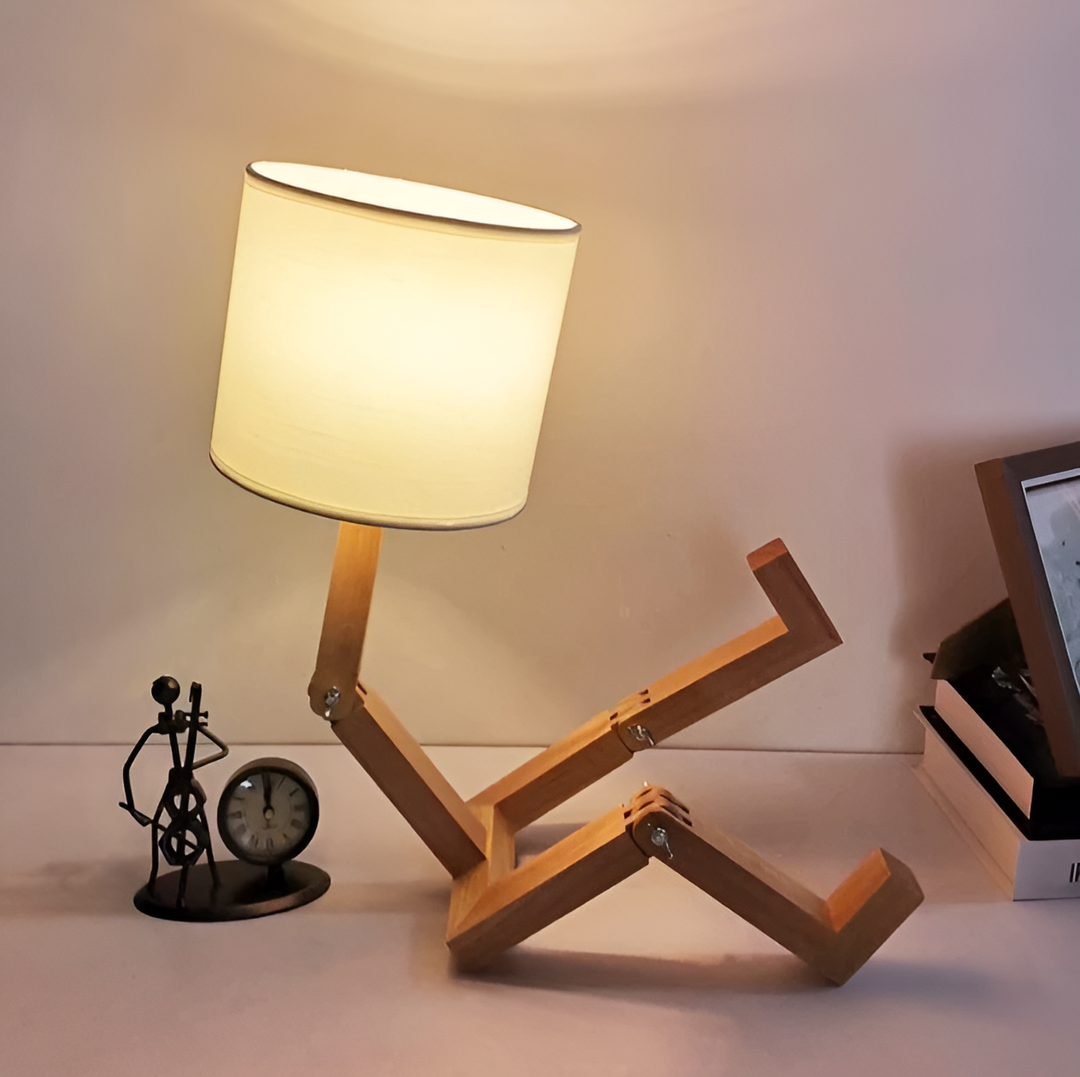 Scandinavisch design houten robotlamp (LumoBot), flexibel en functioneel voor elk bureau.
