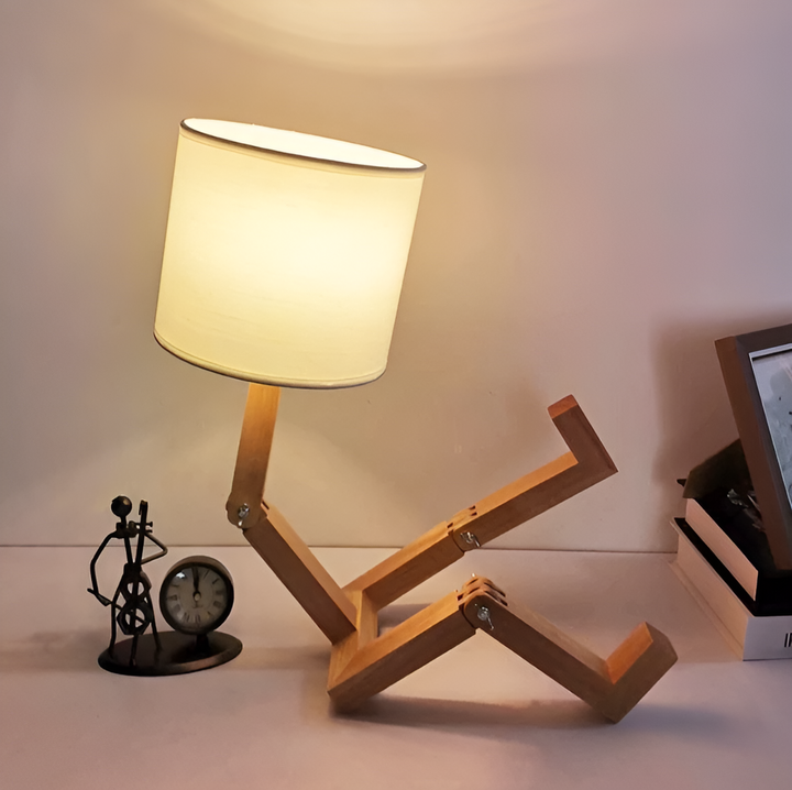 Scandinavisch design houten robotlamp (LumoBot), flexibel en functioneel voor elk bureau.