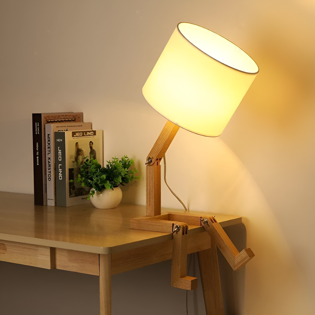 Stijlvolle LumoBot houten leeslamp, flexibel en verstelbaar, als nachtlampje of kantoorlamp.