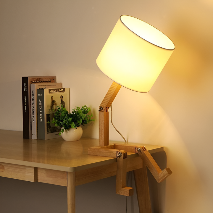 Stijlvolle LumoBot houten leeslamp, flexibel en verstelbaar, als nachtlampje of kantoorlamp.