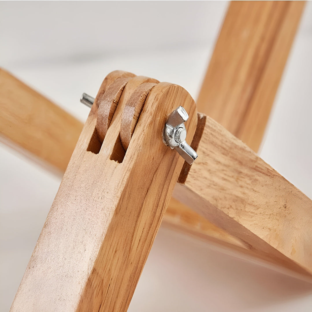 Houten robotlamp (LumoBot) met flexibele poten en armen; een speelse designlamp.