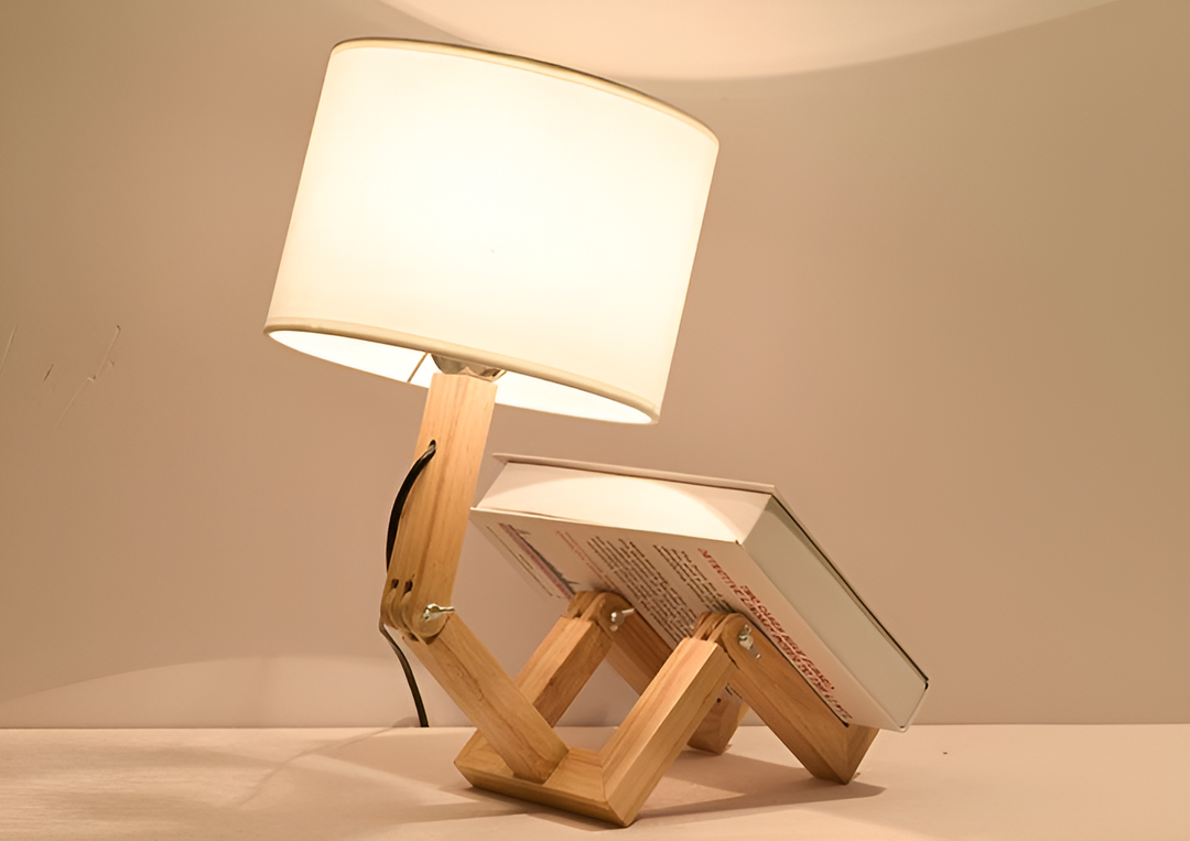 Verstelbare houten bureaulamp, model robot LumoBot, voor focus of sfeerverlichting.