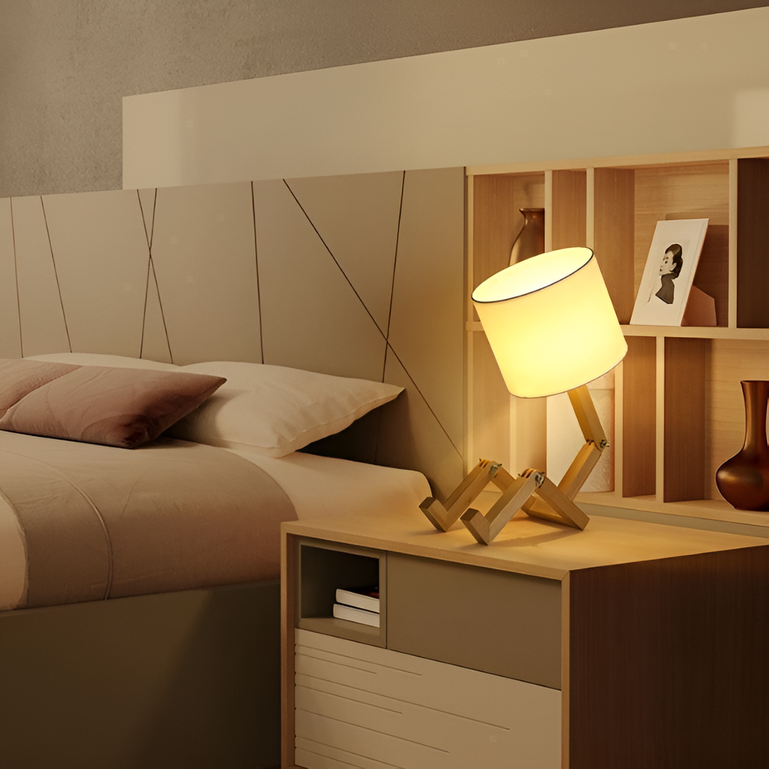 Multifunctionele flexibele houten robotlamp (LumoBot), perfect voor kantoor en woonkamer.