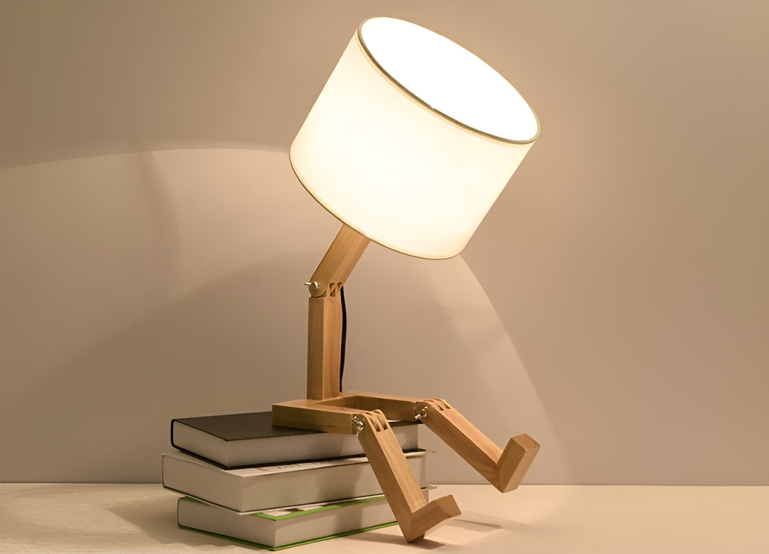 Design LumoBot flexibele robotlamp van duurzaam hout, een eyecatcher als tafellamp.