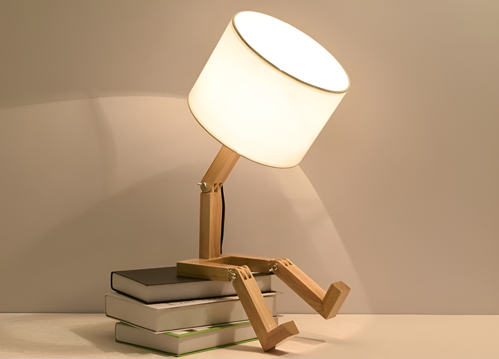 Design LumoBot flexibele robotlamp van duurzaam hout, een eyecatcher als tafellamp.