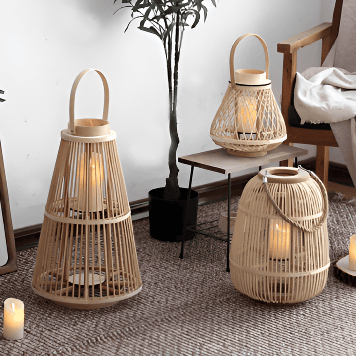 Rieten Lantaarn: Duurzame handgemaakte rattan lantaarn, ideaal als sfeervolle binnenverlichting.