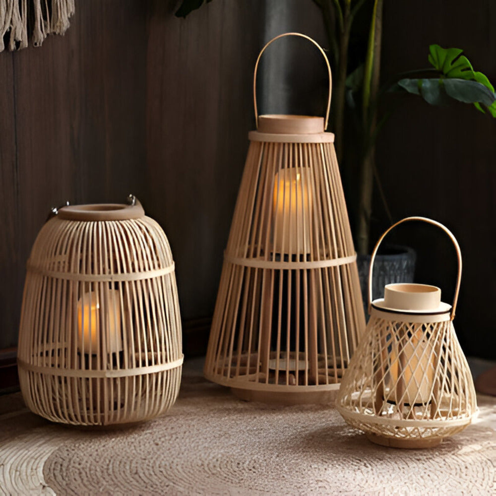 Handgemaakte Boho Lamp: Stijlvolle bohemian lantaarn van rattan voor warme sfeerverlichting buiten op terras of balkon.