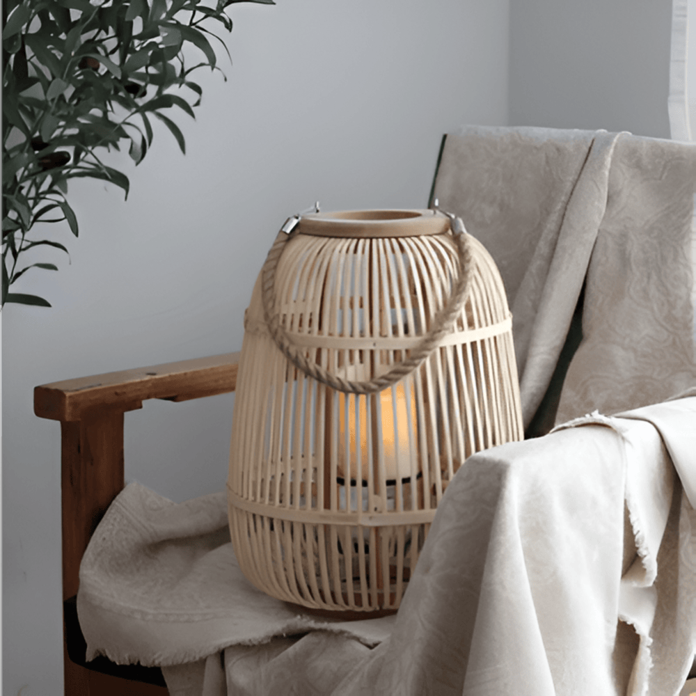 Binnen & Buiten Lantaarn: Veelzijdige handgemaakte rattan lantaarn met boho charme voor elke kamer of tuin.