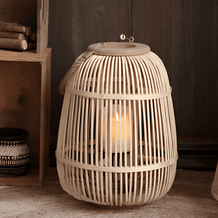 Sfeervolle Buitenverlichting: Grote handgemaakte boho rattan lantaarn, ideaal voor een gezellige sfeer in tuin of terras.