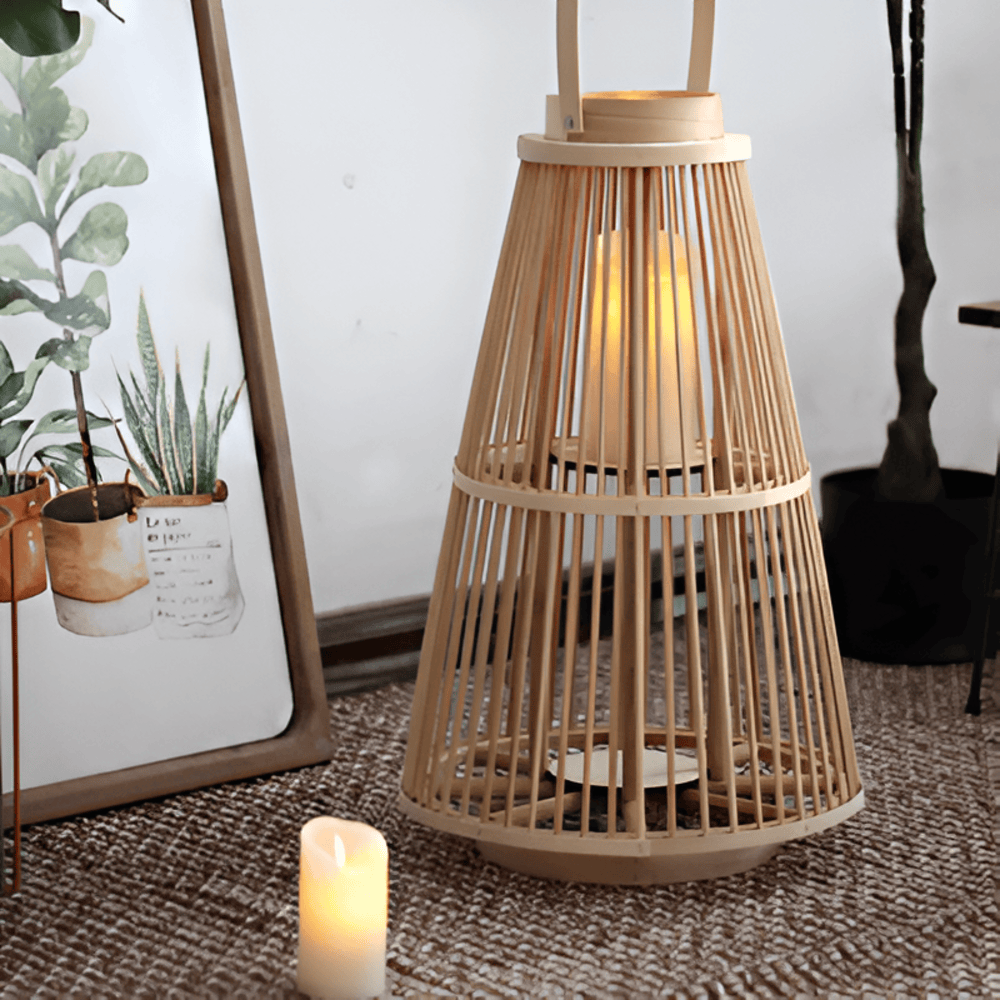 Decoratieve Rattan Lantaarn: Mooie handgemaakte lantaarn in boho stijl voor sfeervolle binnen- en buitenverlichting.