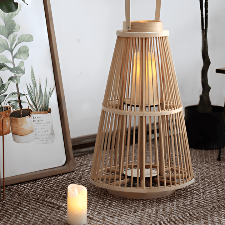 Decoratieve Rattan Lantaarn: Mooie handgemaakte lantaarn in boho stijl voor sfeervolle binnen- en buitenverlichting.