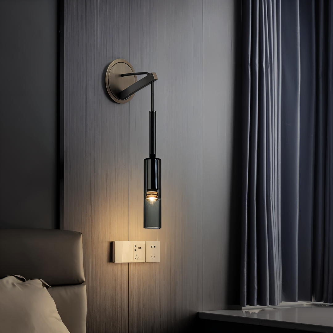 Minimalistische Orvane wandlamp met verfijnd rookglas, combineert eenvoud met moderne stijl.