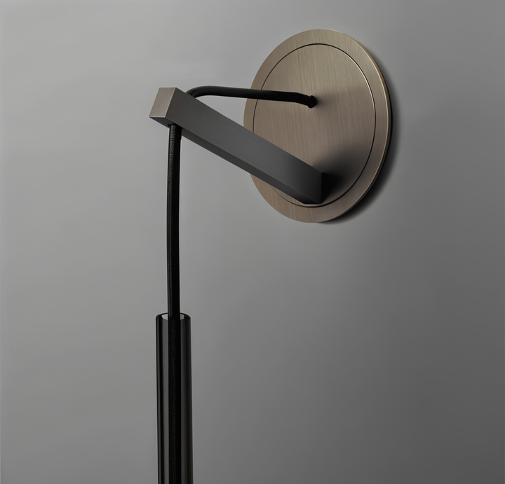 Moderne Orvane wandlamp met rookglas, creëert sfeervolle led verlichting in woonkamer of slaapkamer.