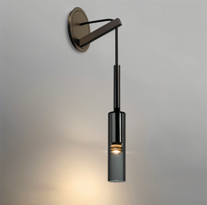 Orvane wandlamp met rookglas en koperen details, een minimalistische designlamp voor moderne woningen.