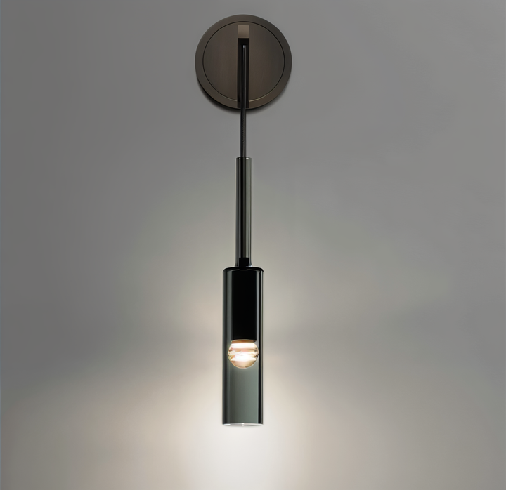 Zachte sfeerverlichting van de Orvane wandlamp, minimalistisch met rookglas voor een kalme ambiance.