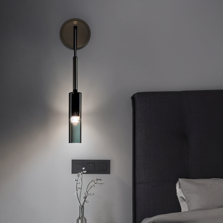 Orvane design muurlamp, minimalistisch met rookglas en metaal, perfecte aanvulling op elk interieur.