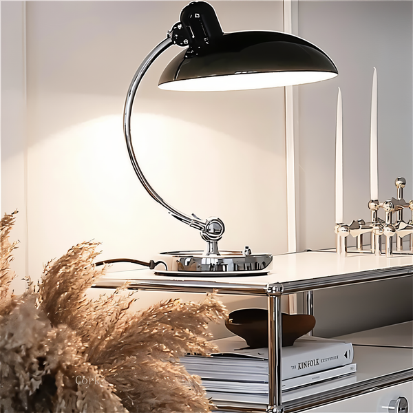 Bureaulamp Virella, vintage ijzeren design met verstelbare arm, voor optimale verlichting op kantoor.