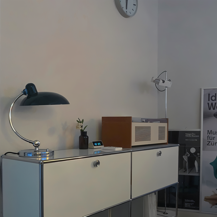 Verstelbare vintage bureaulamp van ijzer, model Virella, voor home office en sfeervolle verlichting.